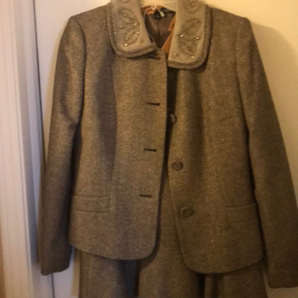 Tweed Albert Nipon skirt suit. NWT size 6.